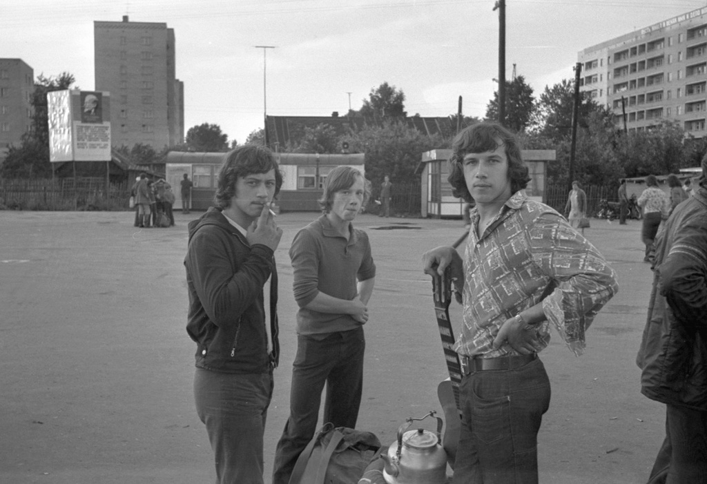 Туристы на автобусной площади, 1 июня 1975 - 1 августа 1976, Московская обл., станция Истра. Слева - Алексей Кузнецов, справа - Слава, в центре - Алексей. 