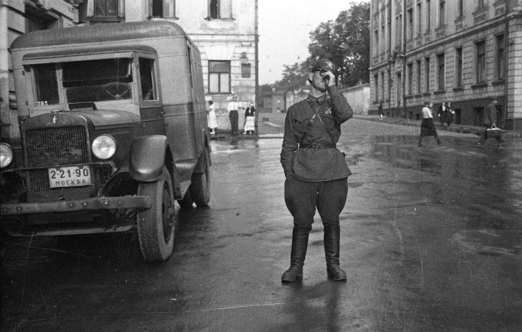 Москвичи наблюдают «Большое солнечное затмение», 19 июня 1936, г. Москва. 