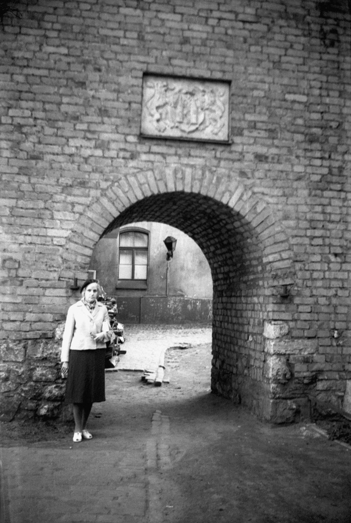 Лидия Дорошкевич у Дома Яна в старой Риге, 1 июня 1963 - 1 октября 1963, г. Рига. 