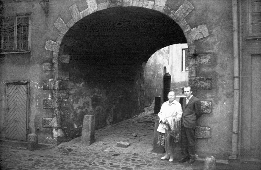 Двое у Шведских ворот в старой Риге, 1 июня 1963 - 1 сентября 1963, г. Рига. 