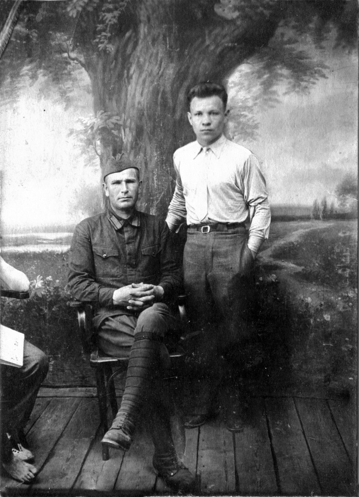 Два друга, 22 июня 1941 - 31 августа 1941, Татарская АССР. Участники Великой Отечественной войны: слева Семен Федорович&nbsp;Забурдаев – 1903 г. р. уроженец д. Алькино  Заинского района ТАССР (ныне  Республика Татарстан),  погиб 6 марта 1942 г. Справа  на фото Николай Демьянович&nbsp;Мазильников 1911г. р. уроженец д.Бухарай ТАССР – пропал  без вести в сентябре 1941г.&nbsp;Фотография из архива Рустема Мухаметзянова.