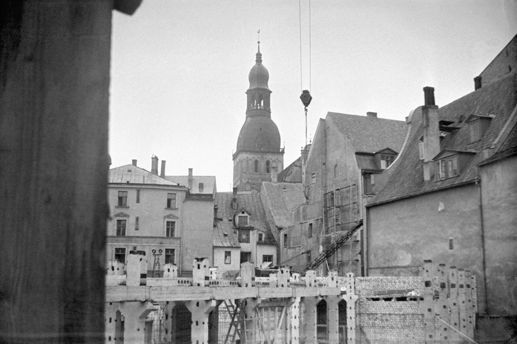 Новостройка в старой части Риги с видом на Домский собор, 1 июня 1963 - 1 сентября 1963, Латвийская ССР, г. Рига. 