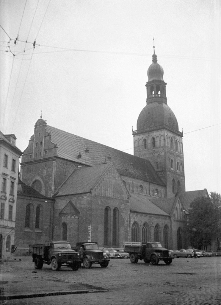 Домская площадь и Домский собор в старой Риге, 1 июня 1963 - 1 сентября 1963, Латвийская ССР, г. Рига. Строился в 1211–1270 годах. 