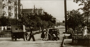 Без названия, июнь - июль 1957, Московская обл., Красногорский р-н, г. Красногорск. Пионерская улица была одной из центральных улиц города в 1950-х.Выставка «Красногорск» с этой фотографией.