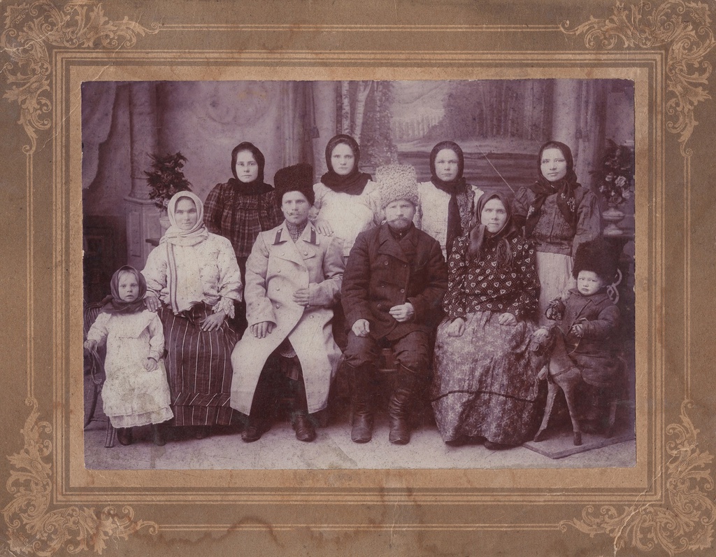 Семья казаков станицы Староминской, 1910 - 1912, Кубанская обл., станица Староминская. Выставка «Казаки» с этой фотографией.