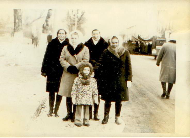 Сотрудники Бугурусланского райисполкома перед демонстрацией, 7 ноября 1976, Оренбургская обл., г. Бугуруслан. Фотография из архива&nbsp;Galinkka Прониной.