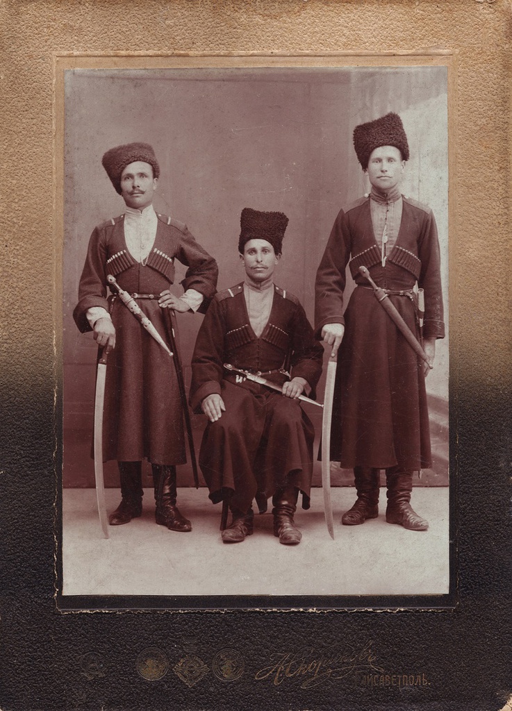 Казаки станицы Должанской, 1914 год, Елисаветпольская губ., г. Елисаветполь. Казаки станицы Должанской во время Первой Мировой войны, в составе 1-го Запорожского полка Кубанского Казачьего Войска.                                                                                                       Слева направо: Алексей Трофимович Пасечный (годы жизни: 1887–1923), Федор Игнатьевич&nbsp;Гречин (годы жизни: 1887–1981), Петр Терентьевич&nbsp;Шамшура 1887 года рождения.Ныне город&nbsp;Гянджа (Азербайджан).Фотография из семейного архива Феодосии Ефимовны Гречиной, которую прислал Михаил Зайков.