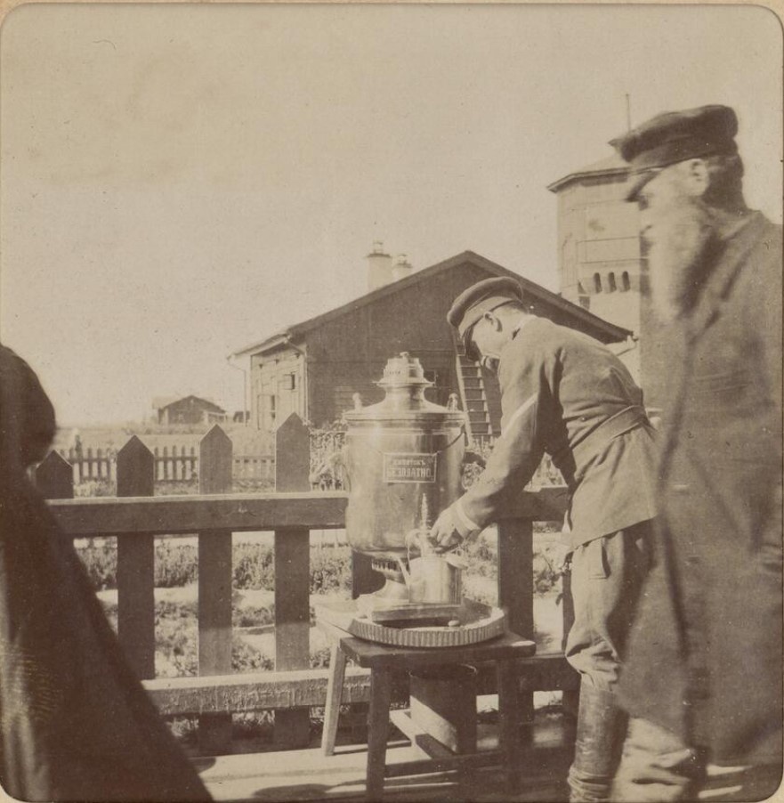 На станции Курган, 1897 год, Тобольская губ., Курганский у., г. Курган. Выставка «Лучшие фотографии. Чайные церемонии» с этим снимком.Фотография из архива Макса Орлова.