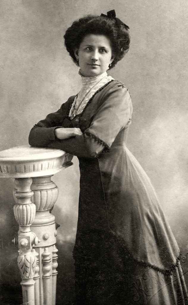 Александра Ипполитовна Бабкина (Прощакова), 11 января 1913, г. Новочеркасск. Надпись на обороте: «На добрую память дорогой моей сестричке Тусиньке. Помни всегда свою старшую сестру, сильно тебя любящую Саню Бабкину. 1913 года, 11 января».