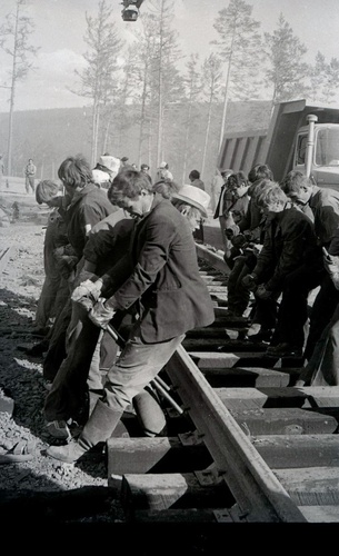 Укладка последних пролетов железной дороги западного участка, 20 мая 1976, Иркутская обл., пгт. Звездный
