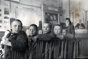 Красногорск, 10 - 11 марта 1950, Московская обл., Красногорский р-н, г. Красногорск. Воспитанники детского дома, взятые на обучение в Красногорское ремесленное училище.Выставка «Красногорск» с этой фотографией.