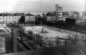Красногорск, 1 января 1948 - 10 февраля 1950, Московская обл., Красногорский р-н, г. Красногорск. Сквер и памятник Ленину. Справа улица Советская. Вдали башня пожарной части. Слева от башни бывший горисполком.Выставка «Красногорск» с этой фотографией.