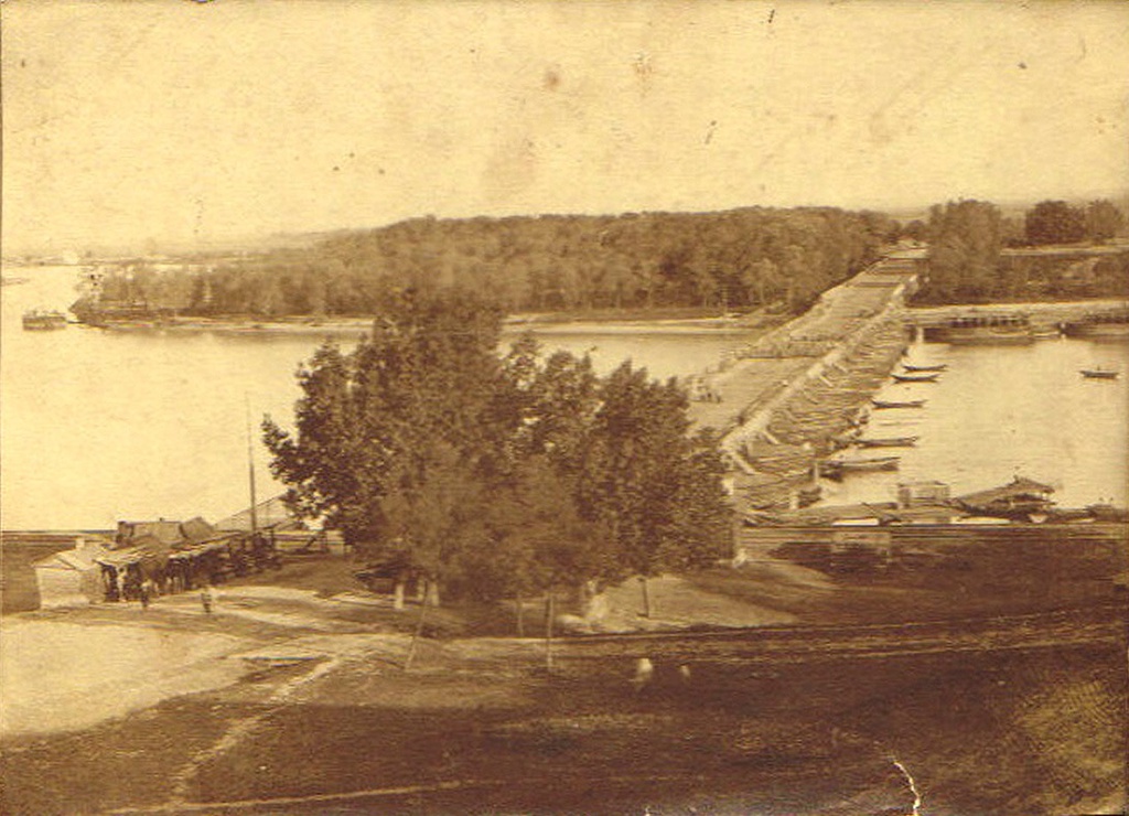 Плашкоутный мост через реку Дон в станице Аксайской, 1 мая 1900, станица Аксайская. Построен в 1855 году. Разрушен в 1942 году.В 1957 году станица Аксайская получила статус города районного подчинения и название Аксай.