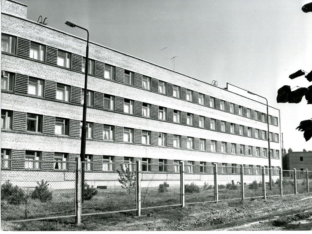 Одно из крыльев современной школы № 2 в Аксае, 1 мая 1970, Ростовская обл., г. Аксай