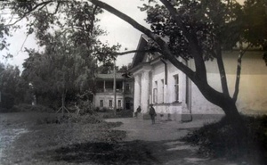 Усадьба Знаменское-Губайлово, 10 июля 1926, Московская губ., Московский у., с. Знаменское-Губайлово. Конец XVII – начало XIX века. Вид на (восточный) служебный одноэтажный флигель, в котором до 1932 года размещался детский дом. Вид с угла. Вдали виден сильно перестроенный последним владельцем усадьбы С. А. Поляковым западный флигель.&nbsp;Ныне Красногорск.