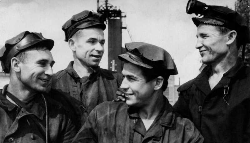 Советские шахтеры, 1960 год, Ростовская обл., г. Гуково. На снимке запечатлены члены бригады Старичкова  шахты № 25 города Гуково.