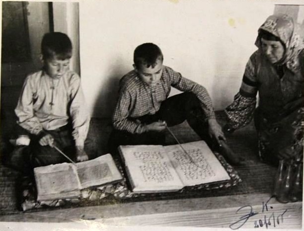 Обучение детей казаков-некрасовцев на дому славянской грамоте, 1955 год, Турция. Выставка «Тянуться к знаниям» с этой фотографией.