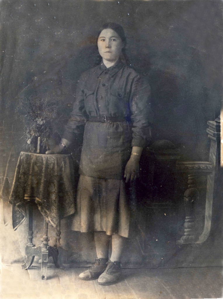 Труженик тыла, 1942 год, Татарская АССР, г. Казань. Фатима Миннахметовна Нургалиева, в девичестве Шаяхметова, уроженка села Новое Каширово Альметьевского района Татарской АССР. На фото ей 17 лет. Снимок сделан в городе Казань в 1942 году, где она работала на военном заводе в подразделении охраны.Фотография из архива Рустема Мухаметзянова.