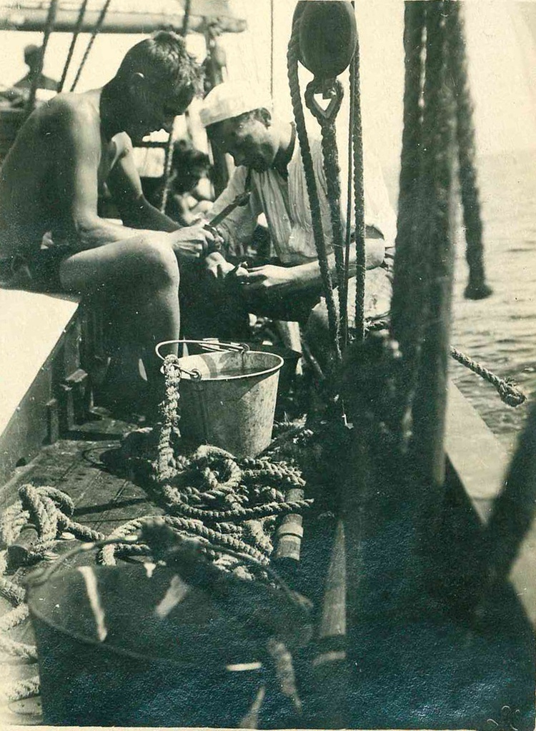Поход вокруг Скандинавии первых построенных в СССР яхт «Ударник» и «Пионер», 1934 год. Фотография из архива Г. С. Назарова. Прислал пользователь Дмитрий Пого.