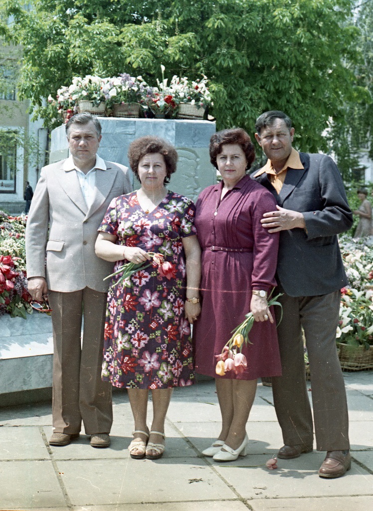 У вечного огня в Юбилейном парке в Феодосии, 1980 - 1981, Украинская ССР, Крымская обл., г. Феодосия. 
