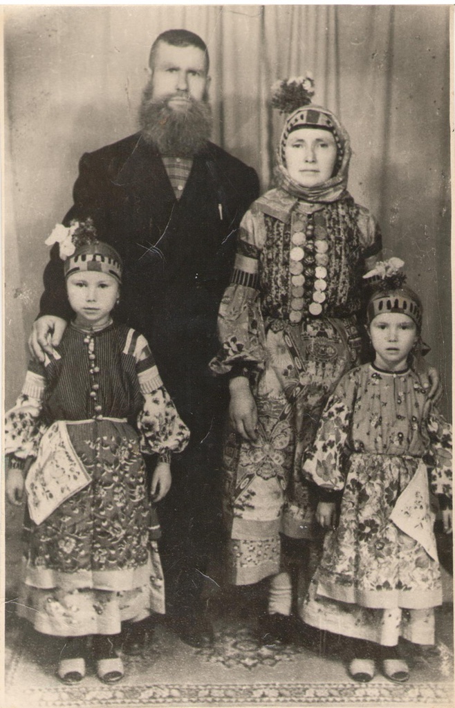 Василий Парфирьевич Саничев с семьей (последний атаман казаков-некрасовцев), 1970 год, Ставропольский край. Выставка «Казаки» с этой фотографией.