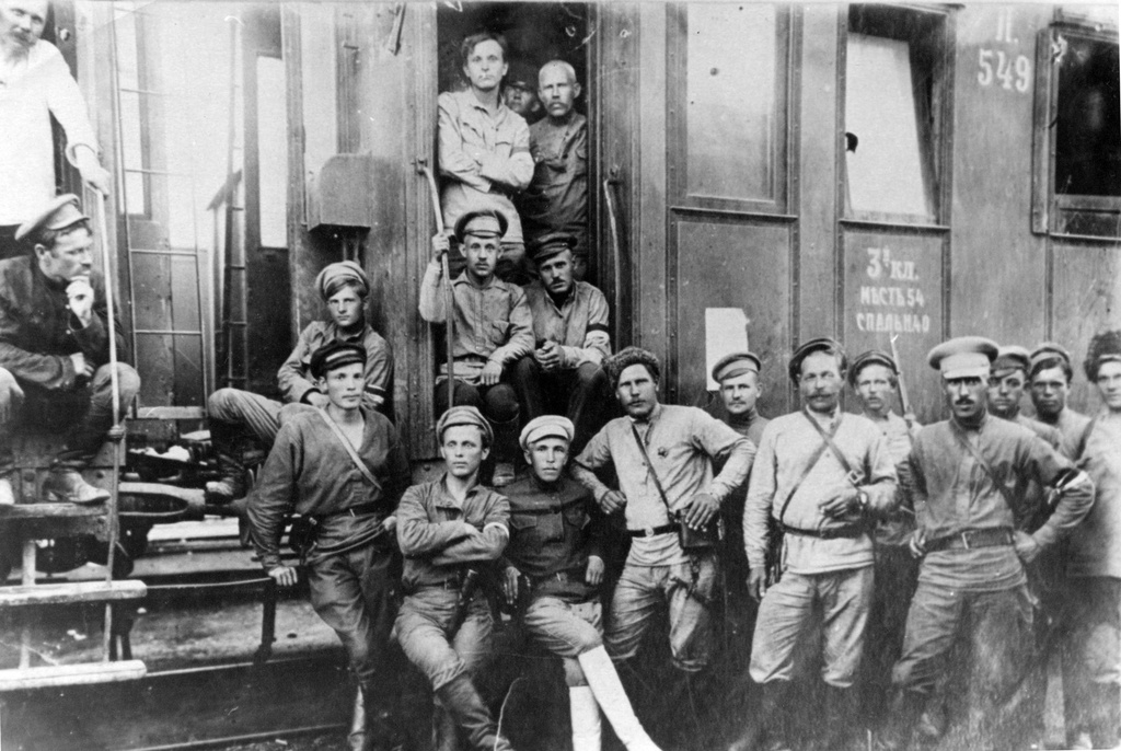 Красногвардейцы Казанского отряда, 1918 год. Красногвардейцы Казанского отряда в эшелонах, отправляющиеся на Оренбургский фронт.