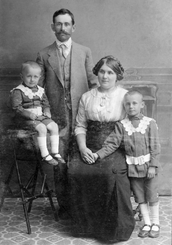 Семья, 1910 - 1917, Екатеринославская/Александровский/Александровск. Александровск с 1921 года – Запорожье.&nbsp;