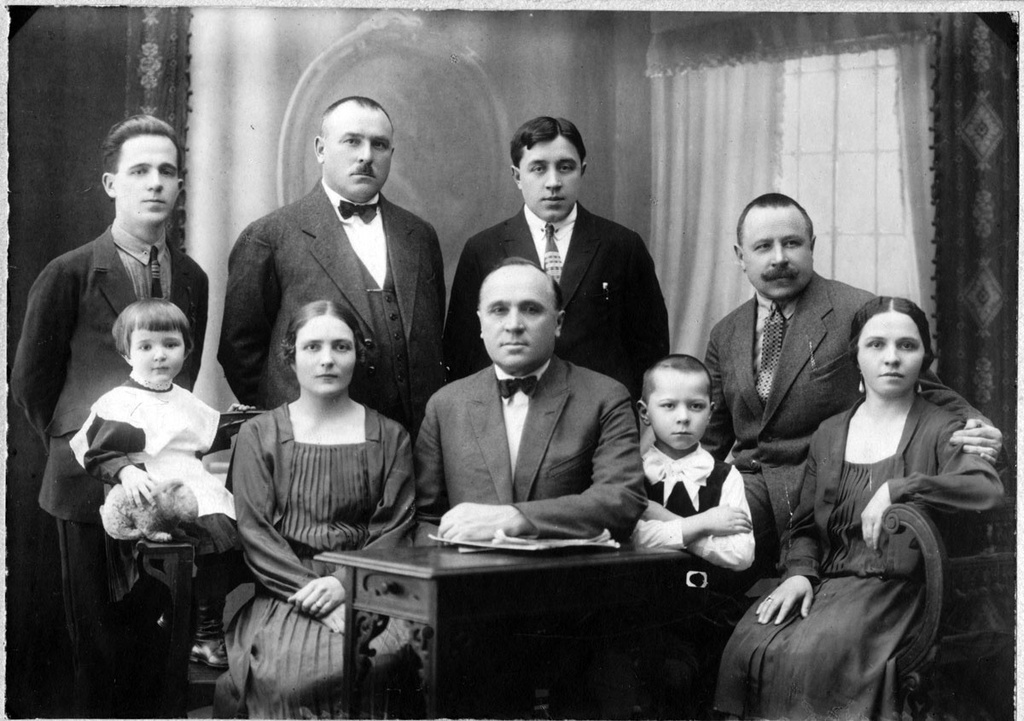 Семейный портрет, 3 марта 1928. Гайша Шакировна Файзулина – первый ряд вторая слева. Абдурахман Довлетшивич Максютов – второй ряд второй слева. Их дочь Гузаль – слева.&nbsp;