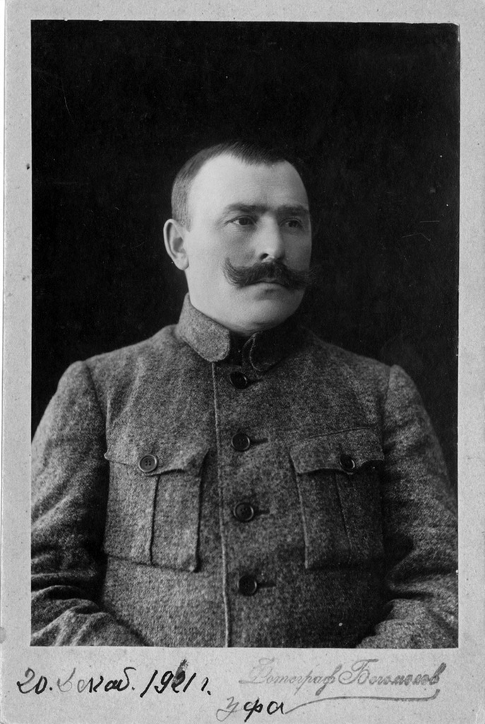 Абдурахман Довлетшивич Максютов, 20 декабря 1921, г. Уфа. Надпись на обороте: «Мое фото сделанное 20 декабря 1921 года в Уфе».