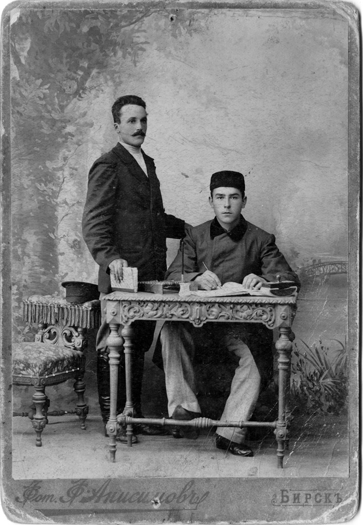 Абдурахман Довлетшивич Максютов, 1896 - 1910, г. Бирск. Купец 1 гильдии. После революции уехали в Среднюю Азию. Затем переехали в Ташкент.
