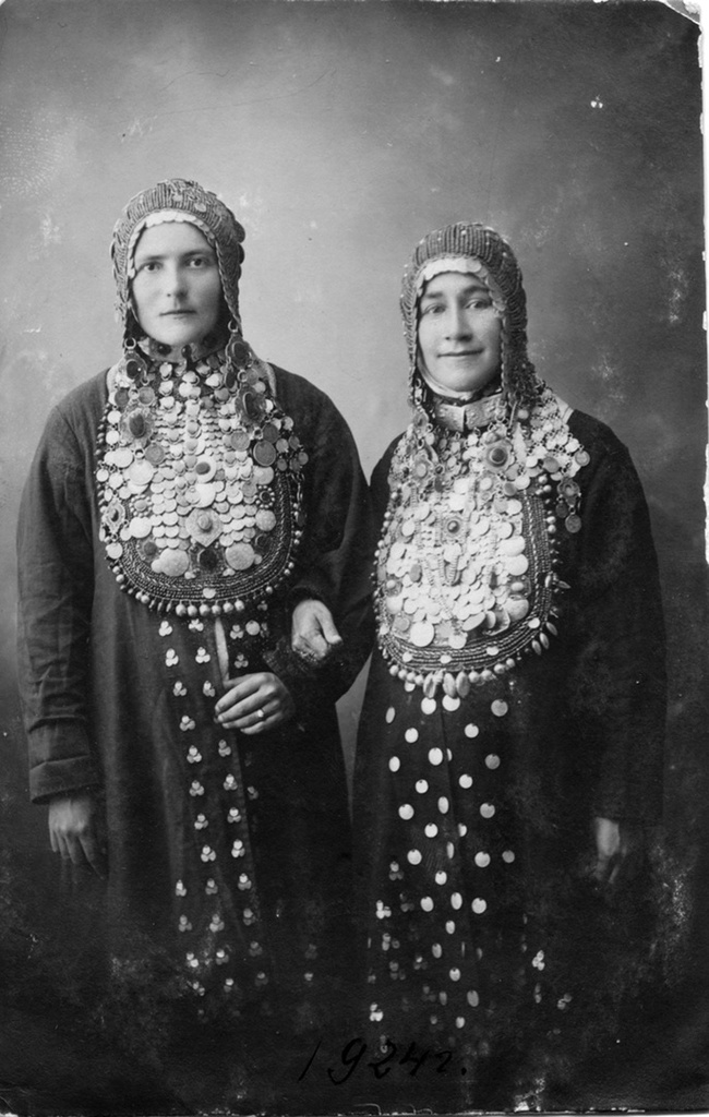 Гайша Шакировна Файзулина с падчерицей в башкирских национальных костюмах, 1924 год. 