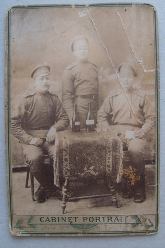 Трое мужчин в военной форме, 1917 год