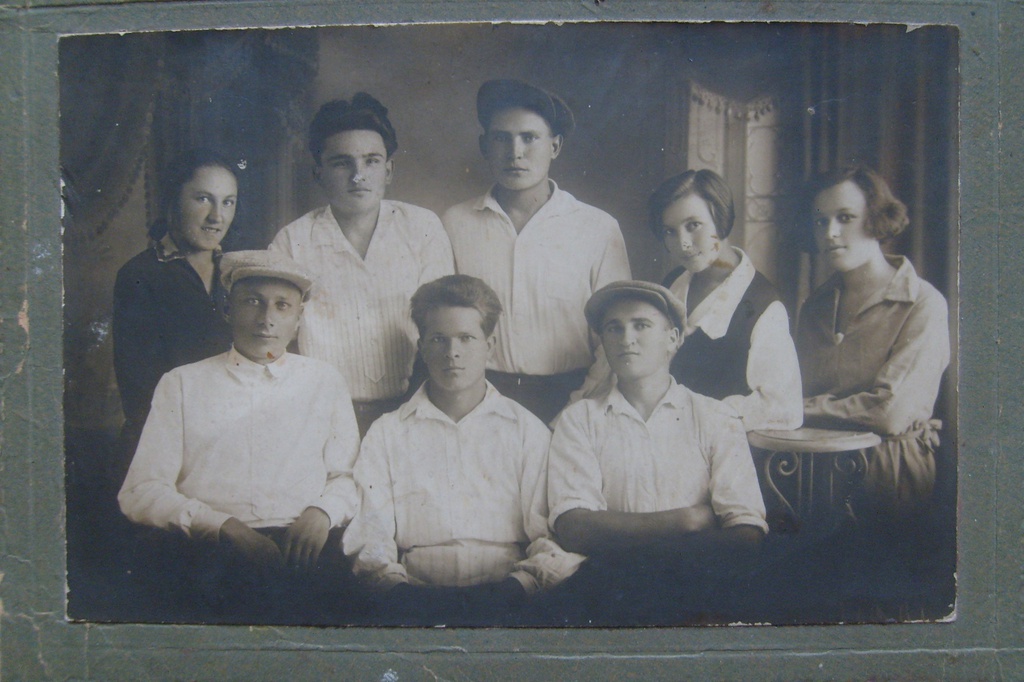 Групповой портрет молодых людей, 21 августа 1933. Во втором ряду второй слева – Василий Нечитайло, народный художник РСФСР.