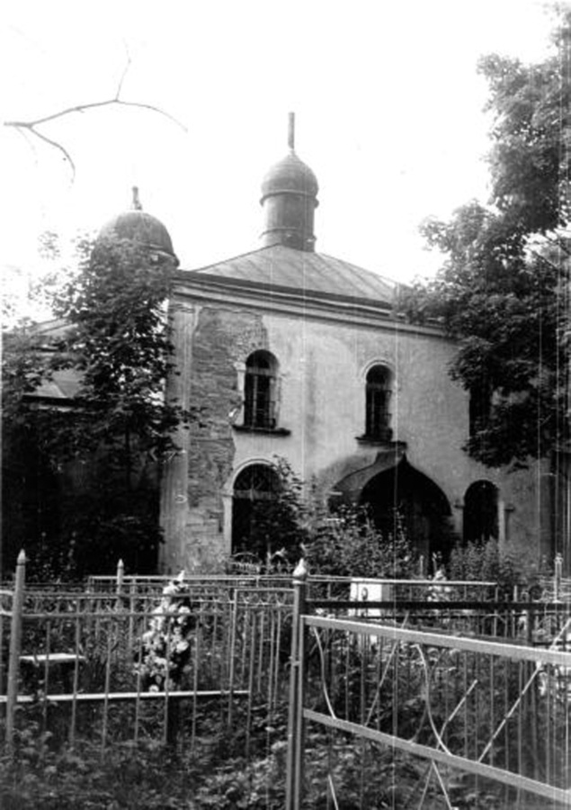 Кухва, 10 июля 1977, Псковская обл., Островский р-н, дер. Тонковидово. Церковь Михаила Архангела погоста Кухва. Построена в XVII веке, датируется по архитектурным формам и основным конструкциям. Впервые Михайловская церковь упоминается в псковских писцовых и оброчных книгах 1585 – 1587 годов и называется&nbsp;«…Михаила святого с Кухвы…». Известно краткое описание церкви 1764 года. Она значится расположенной в Михайловской губе на реке Кухве..&nbsp;«…каменная, глава обита чешуей деревянной, при той церкви колокольня деревянная на четырех столбах ветхая, два колокола больших и малых. Вокруг той церкви и колокольни ограда деревянная ветхая….». В клировых ведомостях XIX века описывается&nbsp;«каменной, твердой». В 1790 году с южной стороны церкви пристроена Никольская придельная Одигитриевская церковь местными помещиками Позднеевым и Смородским. В 1907–1910 годах придельная церковь перестроена – значительно увеличена в размерах. В южной стене древнего храма прорублена арка для сообщения с приделом.