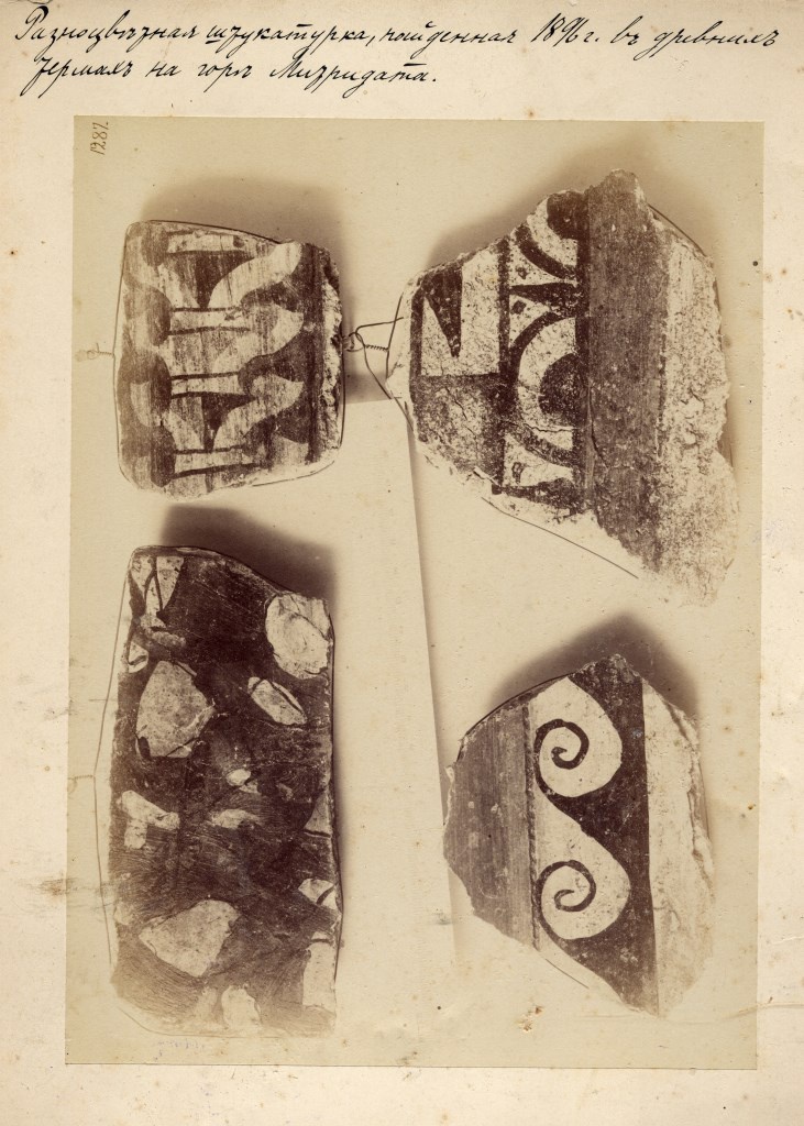 Разноцветная штукатурка, найденная в 1896 году на горе Митридат, 1896 - 1899, Таврическая губ., г. Керчь. Выставка «Раскопки Керченского музея древностей на рубеже эпох» с этой фотографией.&nbsp;