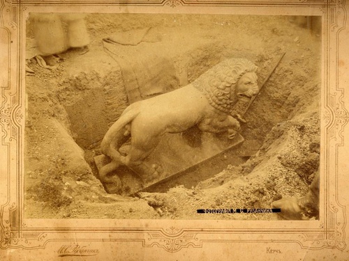 Мраморный лев в раскопе Львиного кургана, 1894 - 1900, Таврическая губ., г. Керчь