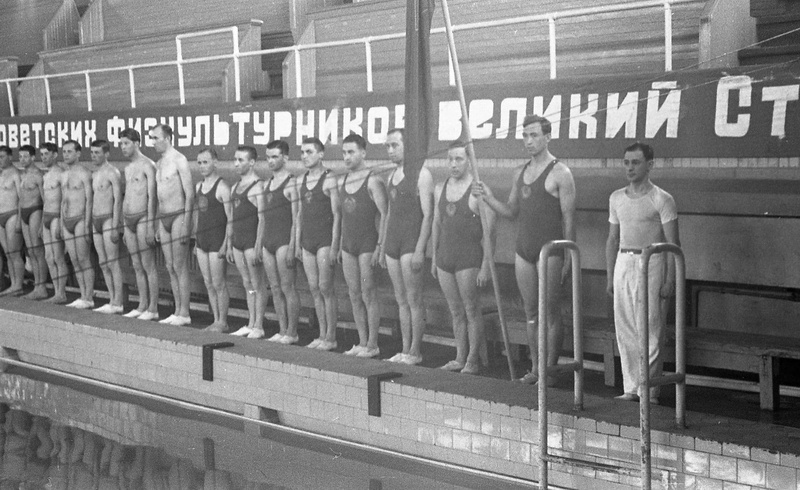 Плавание, 1945 - 1950, г. Москва. Фотография из архива Алексея Бражникова.