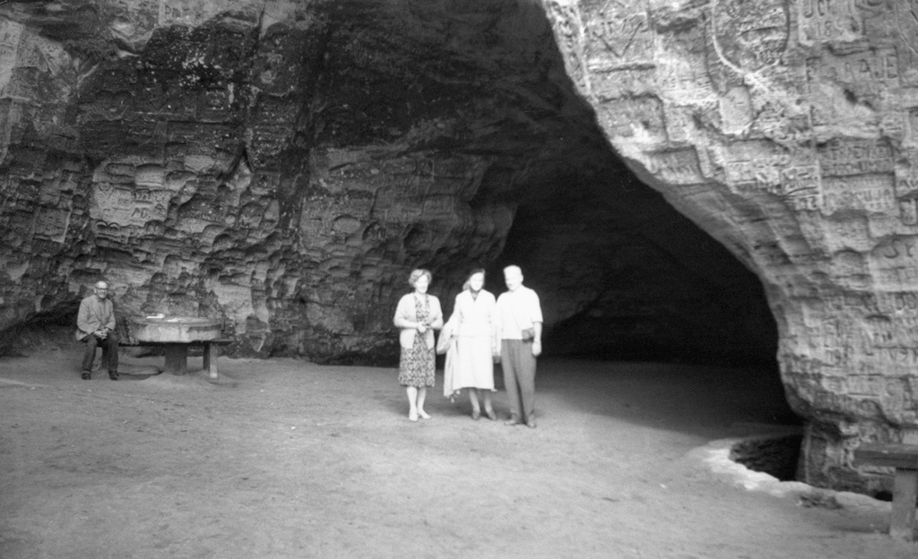 Группа людей перед входом в пещеру Гутманя у города Сигулда, июнь - август 1963, Латвийская ССР, г. Сигулда. 