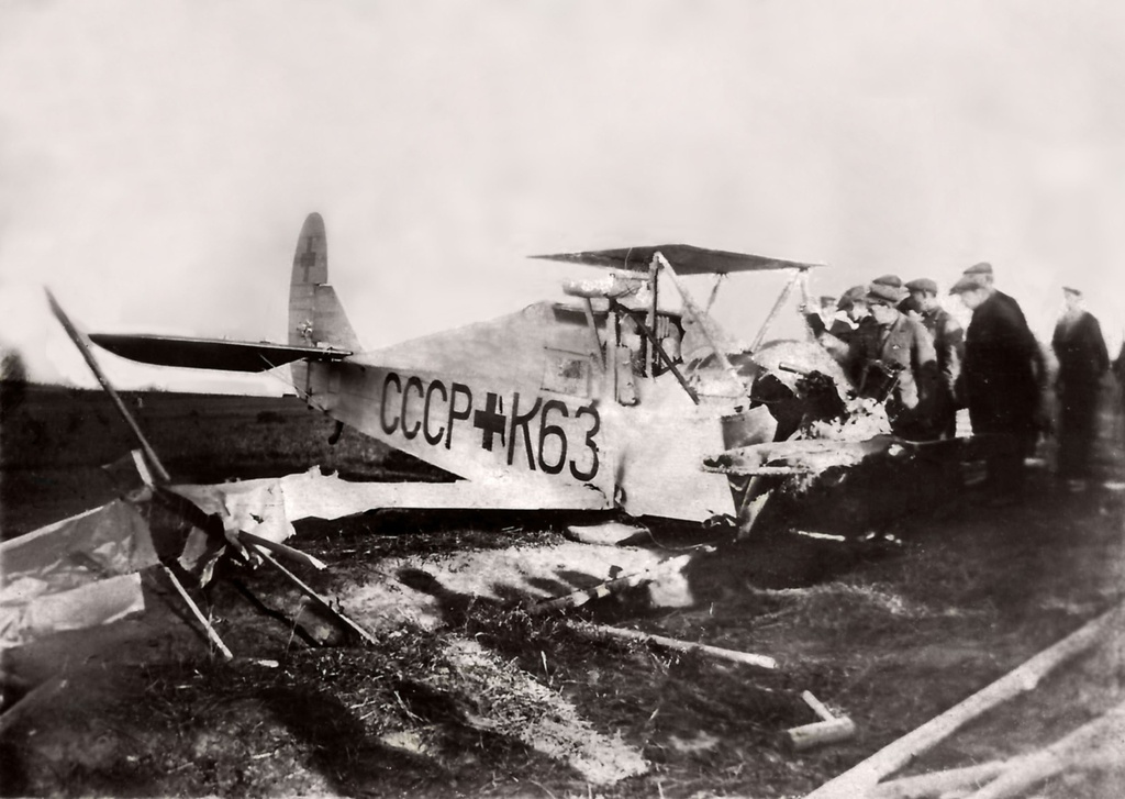 Жесткая посадка самолета У-2С, 1934 - 1936, г. Москва. Осмотр места аварии санитарной модификации самолета У-2С.&nbsp;