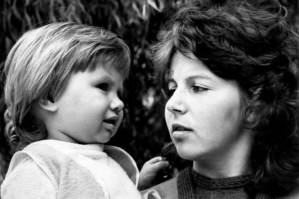 Мама и дочка, июнь 1973, Украинская ССР, г. Ровно. Выставки&nbsp;«Ой, мамочки!», «Без фильтров–2. Любительская фотография 70-х» с этой фотографией.