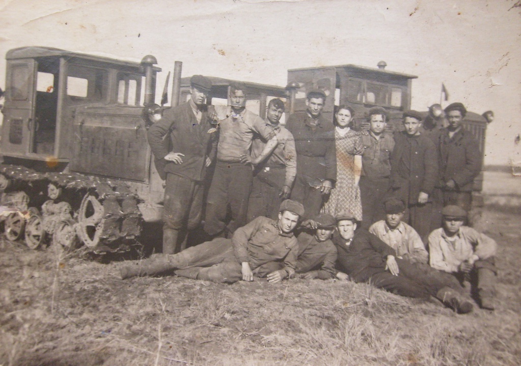 Группа трактористов – первоцелинников из Сальска и Сальского района в Алтае, март 1954. Видеовыставка «Пиар-кампания "Целина"» с этой фотографией.&nbsp;