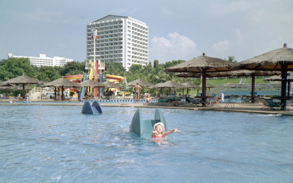 Российские туристы в Таиланде - Настя Карлова в аквапарке в Паттайе, 3 - 8 ноября 1996, Таиланд, г. Паттайя