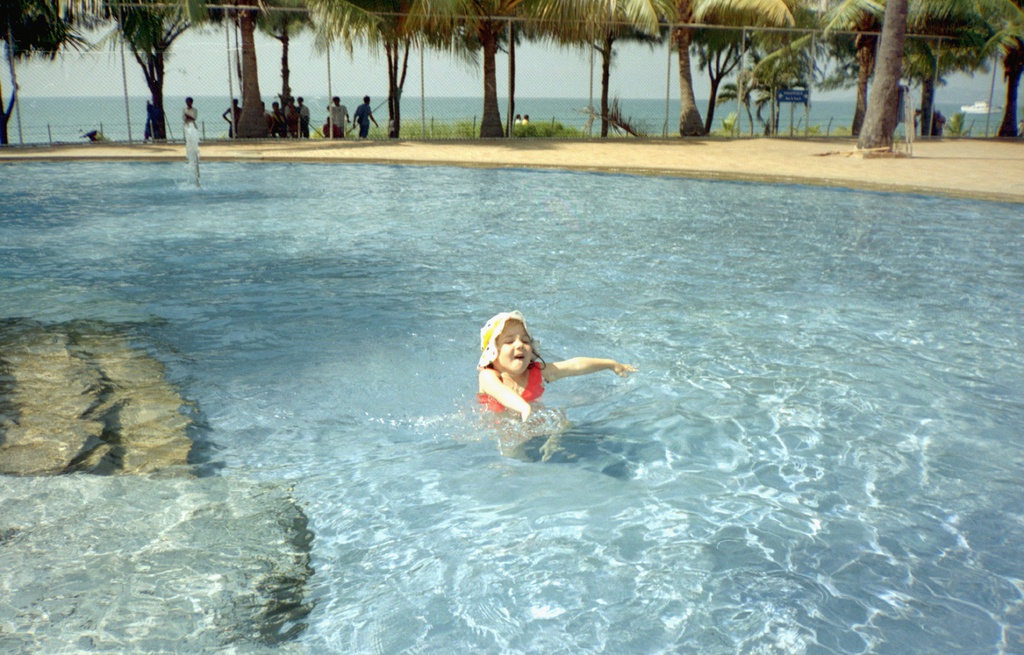 Российские туристы в Таиланде. Настя Карлова в аквапарке в Паттайе, 3 - 8 ноября 1996, Таиланд, г. Паттайя. 