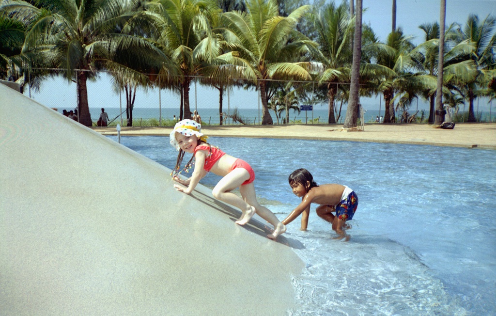 Российские туристы в Таиланде - Настя Карлова в аквапарке в Паттайе, 3 - 8 ноября 1996, Таиланд, г. Паттайя