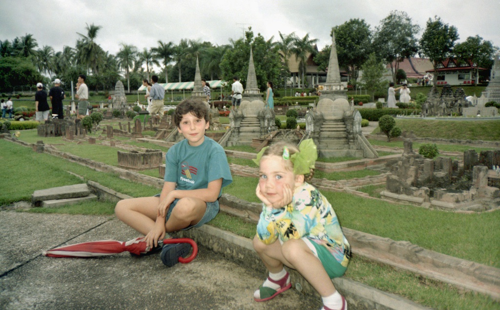 Российские туристы в Таиланде - Дима Суханов и Настя Карлова в парке Мини Сиам, 3 - 7 ноября 1996, Таиланд, г. Паттайя