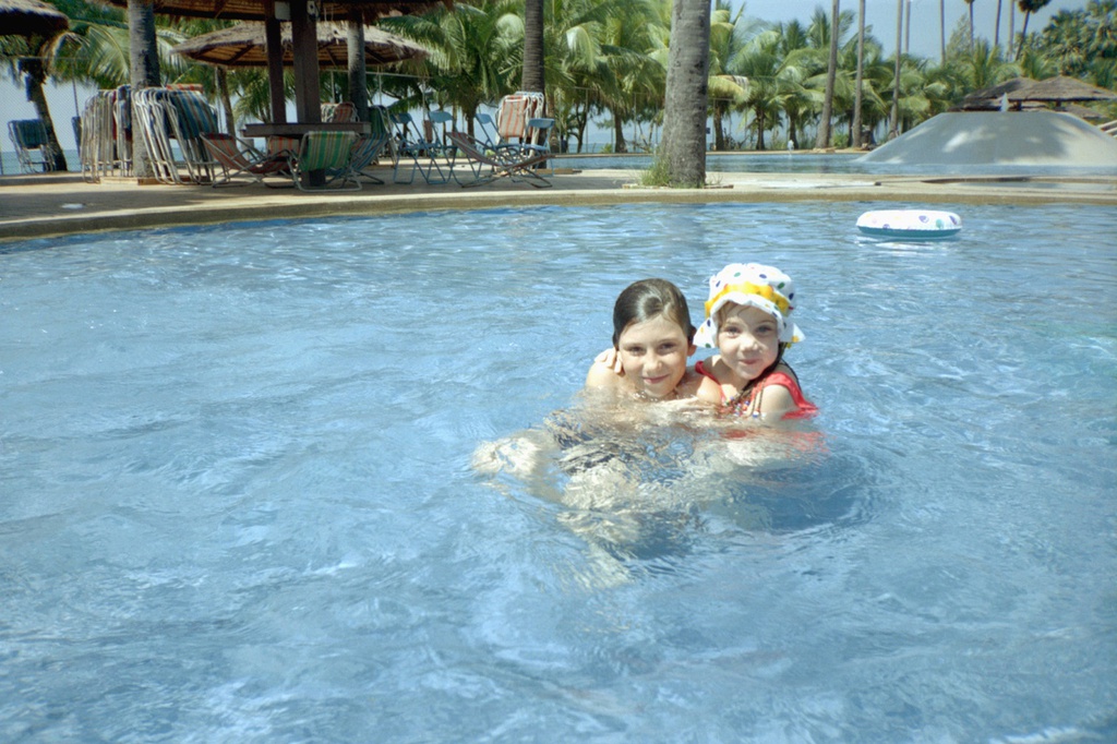 Российские туристы в Таиланде. Дима Суханов и Настя Карлова в аквапарке в Паттайе, 3 - 8 ноября 1996, Таиланд, г. Паттайя. 