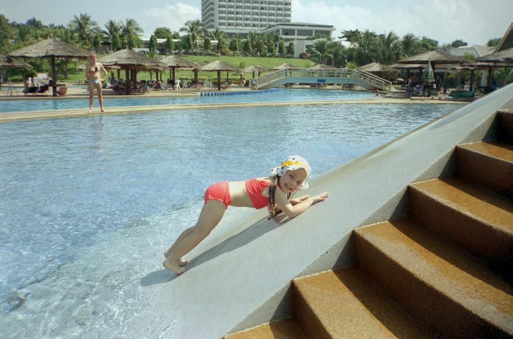 Российские туристы в Таиланде - Настя Карлова в аквапарке в Паттайе, 3 - 8 ноября 1996, Таиланд, г. Паттайя. 
