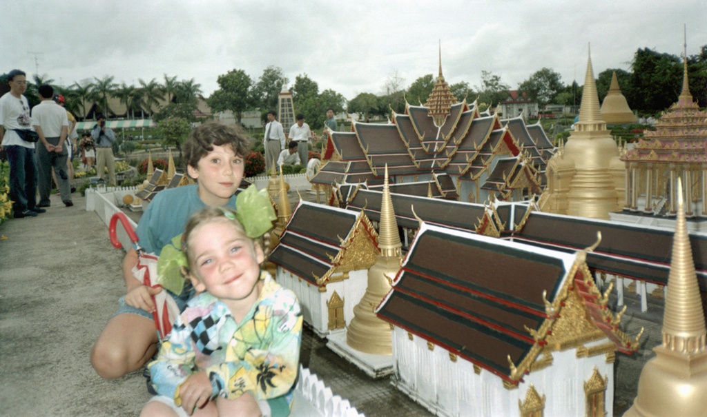 Российские туристы в Таиланде - Дима Суханов и Настя Карлова в парке Мини Сиам, 3 - 7 ноября 1996, Таиланд, г. Паттайя. 