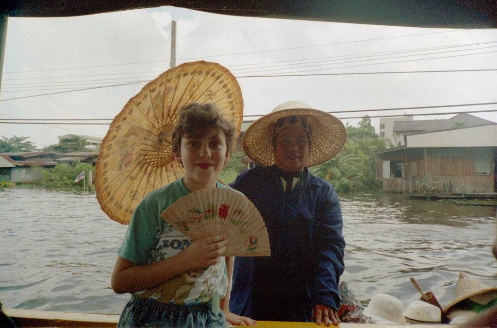 Российские туристы в Таиланде. Дима Суханов в лодке на реке Чао Прайя с сувенирами, 1 - 6 ноября 1996, Таиланд, г. Бангкок. 