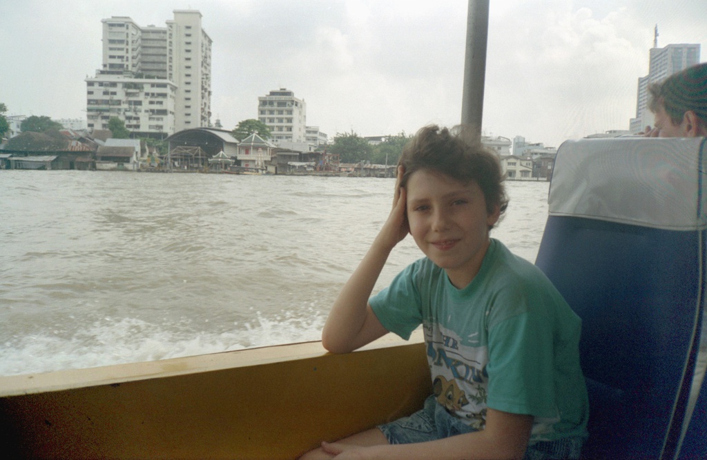 Российские туристы в Таиланде. Дима Суханов в лодке на реке Чао Прайя, 1 - 6 ноября 1996, Таиланд, г. Бангкок. 